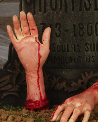 Halloween decoratie accessoires - Afgehakte arm met bloed - 32 cm - kunststof - ledematen